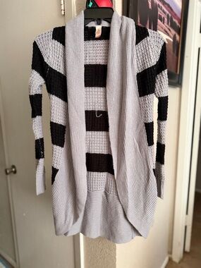 Open-Front Striped Women’s Cardigan in Light Gray and Black